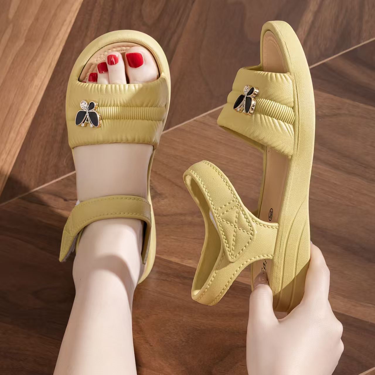 Damskie sandały plażowe z płas – Velcro Strap Sandal recenzja i cena